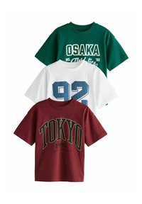 Drie T-shirts met korte mouwen: groen met de tekst "OSAKA", wit met "92" in blauwe stippen, en bordeauxrood met "TOKYO 1992" in groene letters.