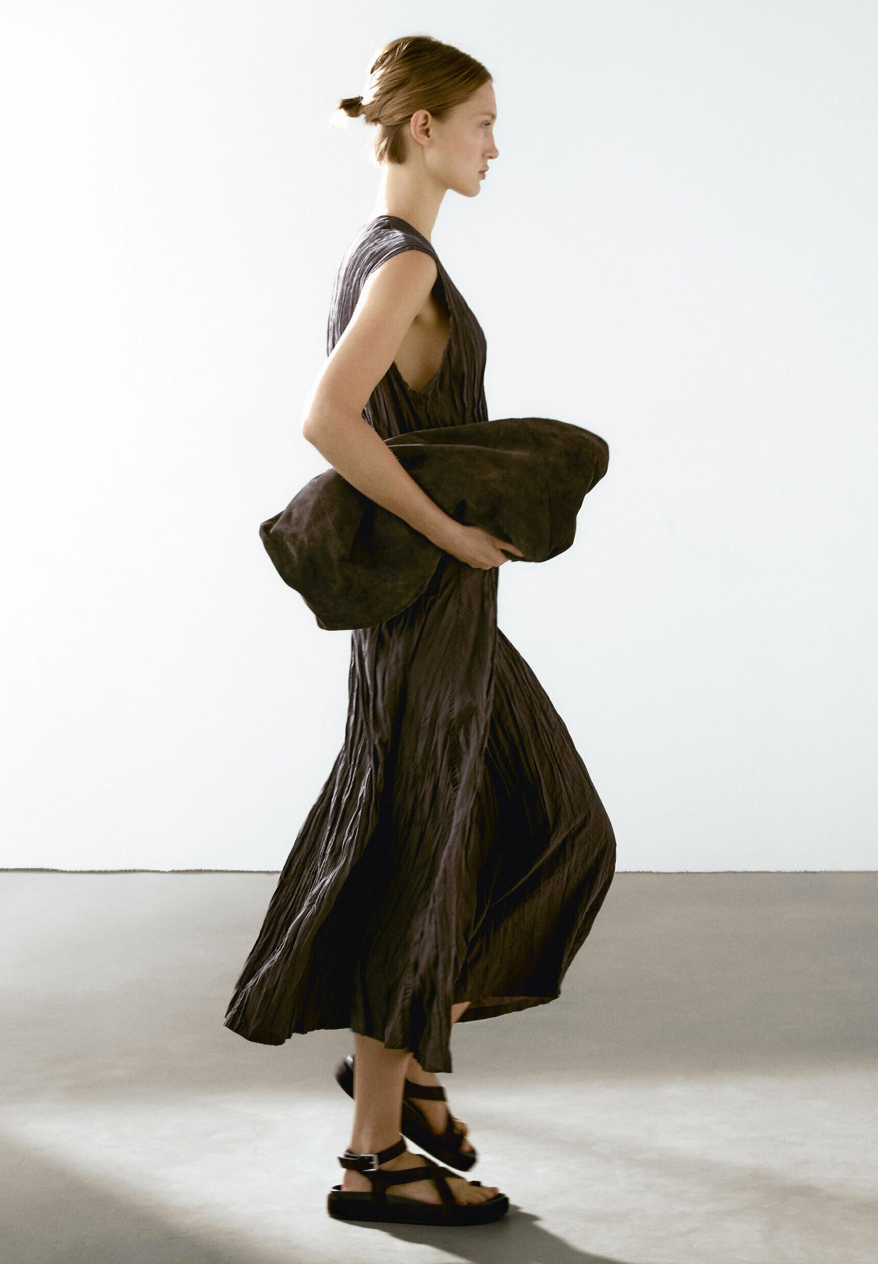 【Massimo Dutti】Flowing pleated midi dress Flowing pleated midi dress · Chocolate · Caps And Hats