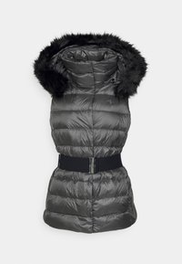 Vadderad grå väst med huva av konstfuskpäls, midjebälte och glänsande yta. Har horisontell quiltning och en framdragbar dragkedja.