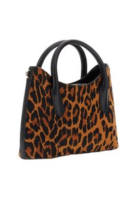Bolso con estampado de leopardo que presenta un exterior suave y texturizado con asas y detalles en cuero sintético negro. Forma estructurada con un interior espacioso.
