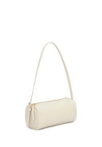 Καφέ δερμάτινη τσάντα ώμου με στρογγυλεμένο σχήμα, χρυστό φερμουάρ και λεπτό λουράκι. Λείο υλικό με διακριτική λεπτομέρεια σχεδίου στο φερμουάρ.