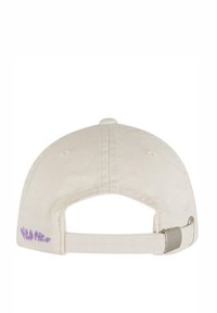 Kermaviininvärinen puuvillainen baseball-lippis, jossa on purppuran väriset brodeeratut tekstit takana, säädettävä metalliklipsi ja klassinen kaareva lippapanta.