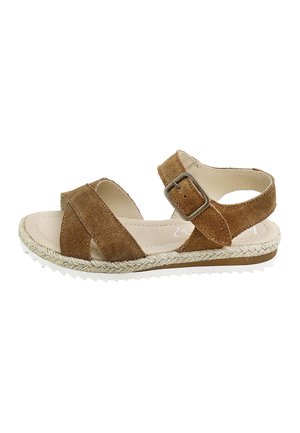 Sandalia de ante marrón con tira ajustable en el tobillo, media suela trenzada de yute, plantilla acolchada beige y suela exterior de goma blanca con textura.