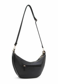 Borsa a tracolla in pelle nera con design curvo, superficie texturizzata e tasca anteriore con cerniera. Dotata di una lunga tracolla regolabile con dettagli metallici.