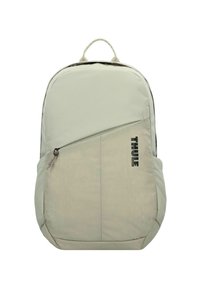 Un sac à dos gris clair avec un tissu lisse, disposant d'une poche zippée à l'avant et du logo Thule en noir. Un haut arrondi et des poches latérales en mesh.