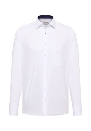 Weißes Langarmhemd aus einem glatten, knackigen Stoff. Es verfügt über einen Standardkragen, eine Knopfleiste vorne und eine einzelne Brusttasche mit navyfarbenem Innenkragen.