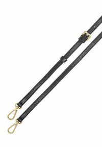 Czarny skórzany pasek ma teksturowaną powierzchnię, regulowany zapięcie oraz złote okucia z karabińczykami na każdym końcu.