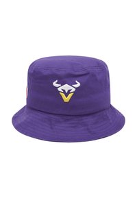 Sombrero de cubo de algodón morado con un logo de toro bordado en blanco y un acento amarillo. El ala es ancha y la tela tiene una textura suave.