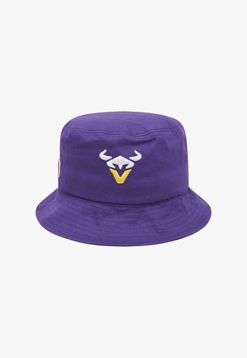 Lila puuvillane ämbri müts, millel on valge broderi lehma logo ja kollane detail. Lillede ääre on lai ja kangas on sileda tekstuuriga.