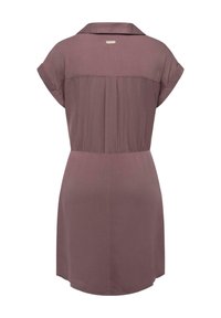 Kortärmad klänning med krage i dämpad mauve, med ett rynkat bakstycke och en avslappnad passform med mjuk, fallande tyg.