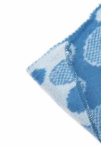 Coperta in lana blu con motivi a forma di cuore, caratterizzata da una consistenza morbida e da colori a contrasto blu chiaro e bianco, con bordi cuciti.