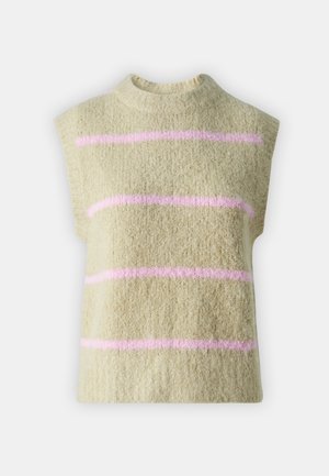 Bež brezrokavnik z visokim ovratnikom, ki ima mehak, puhast videz in vodoravne roza črte na sprednji strani.