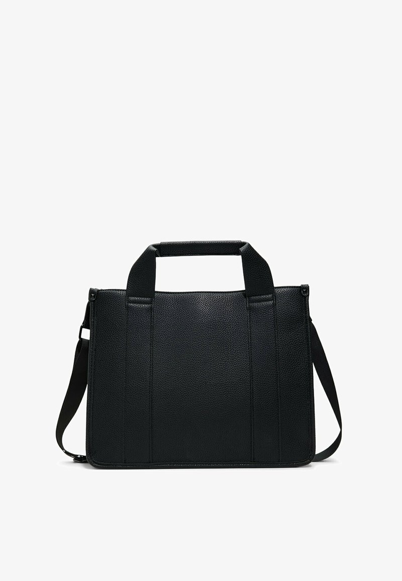 Svart läderväska med pebblat mönster, strukturerad design, dubbla handtag på toppen och avtagbar axelrem. Dragkedjestängning upptill.