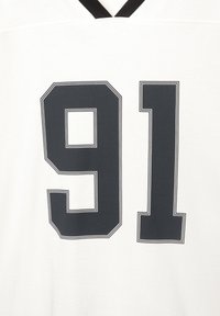 Hvid t-shirt med fede, sorte omridsnummer "91" i et moderne skrifttype, med en kontrasterende sort v-hals og glat tekstur.