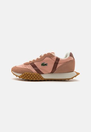 Sneaker mit einem weichen, pinken Obermaterial aus Synthetik, braunen Akzenten, beigem Absatz und einer strukturierten Gummisohle mit dreieckigen Profilnoppen für eine bessere Traktion.