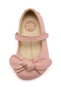 Scarpa Mary Jane in pelle rosa con dettagli a fiocco annodato sulla punta, suola piatta e cinturino regolabile per una vestibilità sicura. Fodera interna morbida.