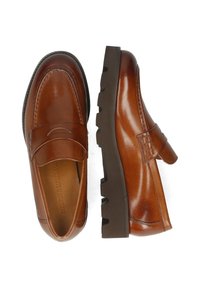 Brązowe skórzane mokasyny z zaokrąglonym noskiem, płaską gumową podeszwą i dekoracyjnym paskiem z przodu. Gładka faktura.