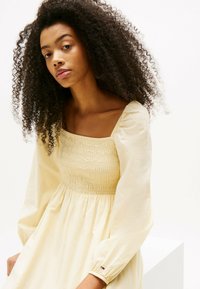 Tommy Jeans VOILE SQUARE  - Vestido informal - custard cream