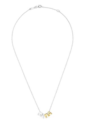 Srebrny naszyjnik z łańcuszkiem i zawieszkami w kształcie liter układających się w słowo "MAMA", z ostatnią zawieszką "A" w odcieniu złotym.