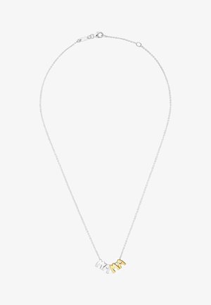 Collier chaîne en argent avec breloques lettres formant "MAMA", la dernière breloque "A" en ton doré.