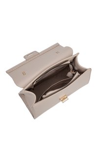 Borsa a mano beige in pelle con superficie texturizzata, dotata di hardware dorato e una tasca con zip all'interno. Due scomparti principali visibili.