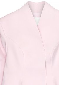 Gaiši rozā pielāgota mēteles ar dziļu V veida kakla izgriezumu, strukturētām plecu daļām un gludu auduma tekstūru.