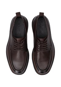 Braune Leder Schuhe mit strukturiertem Finish. Verfügen über ein Schnürdesign, Zugschlaufe und kontrastierende Nähte auf der abgerundeten Zehe. Die Sohle ist schwarz.