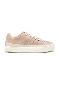 Baskets en daim rose clair avec des accents crème, à bout arrondi, détails perforés sur les côtés et semelle en caoutchouc texturée. Les lacets et les coutures sont de couleur crème assortie.