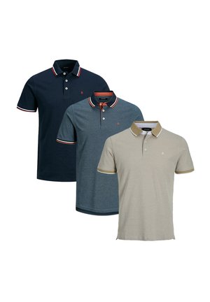 Drie poloshirts: marineblauw met een rood en witte kraag, blauw met een oranje kraag en beige met een tan kraag. Ze hebben allemaal korte mouwen en knopen.