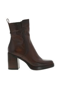 Bottine en cuir marron avec un talon épais, texture lisse, détails de coutures verticales et une languette à l'arrière pour un enfilage facile.