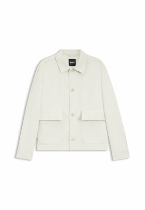 Veste boutonnée blanc cassé avec deux poches à rabat sur le devant, un col et des manches longues, étiquetée BOSS à l’intérieur du col.