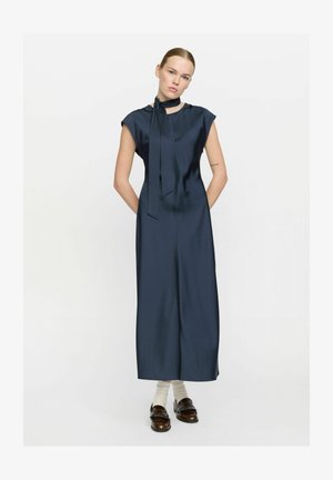 Mörkblå satin klänning med hög hals, korta ärmar och dekorativ knytning vid halsen. Den har en rak silhuett och är hel längd.