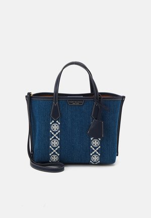 Blaue Denim-Tasche mit marineblauen Ledergriffen und Besatz, mit weißen bestickten Logos und einem Schulterriemen.