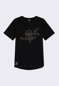 Camiseta negra de manga corta hecha de algodón, con un diseño gráfico oscuro y brillante en el frente y un pequeño logo blanco en la esquina inferior izquierda.