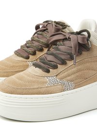 Baskets en daim beige avec des accents texturés, des lacets réfléchissants et une semelle plateforme blanche. Comprend des coutures en zigzag et un col rembourré.