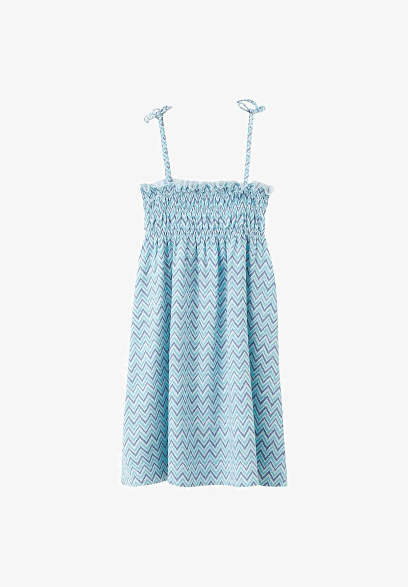 Robe d'été bleu et blanche à motif chevron avec corsage froncé élastique et fines bretelles nouées en nœuds.