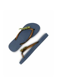 Des tongs en caoutchouc bleu avec une semelle texturée et des sangles brunes. Présentant un accent de lézard vert sur la sangle, rehaussé de strass.