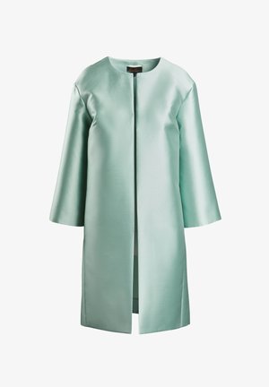 Gaiši zaļa satīna mēteli ar apaļu apkakli, trīs ceturtdaļu piedurknēm un taisnu piegriezumu. Iedverts priekšējais atvērums bez pogām.