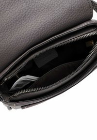 Graue Lederhandtasche mit strukturiertem Oberflächen, Oberer Reißverschluss und einem geräumigen Innenraum mit Kartenfächern und einem Stofffutter.