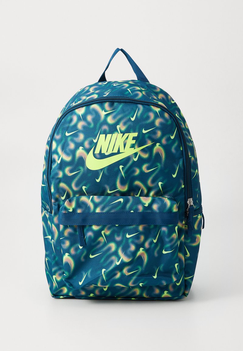 Mochila Nike en azul oscuro, con un patrón verde en espiral, gran bolsillo frontal y un prominente logo en amarillo neón. Tejido duradero con cierre de cremallera.
