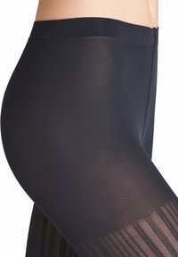 Schwarze gemusterte Strumpfhosen mit einer strukturierten, matten Oberfläche. Sie verfügen über einen breiten Bund und transparente vertikale Streifenakzente an den Unterschenkeln.