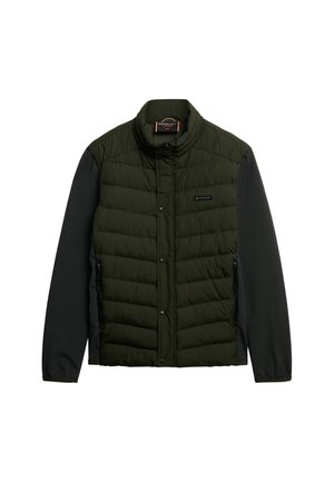 Donkergroene gewatteerde jas met zwarte mouwen, opstaande kraag, drukknopen, ritssluitingen aan de zijkanten en Superdry-logo op de borst.