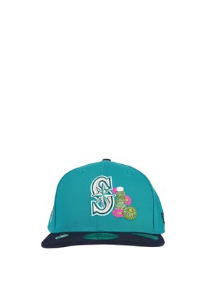 Cappellino da baseball turchese con visiera nera, caratterizzato da una "S" stilizzata ricamata e logo bussola accanto a disegni colorati di cactus e fiori.