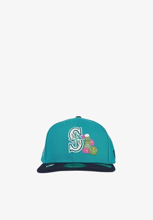 Cappellino da baseball turchese con visiera nera, caratterizzato da una "S" stilizzata ricamata e logo bussola accanto a disegni colorati di cactus e fiori.