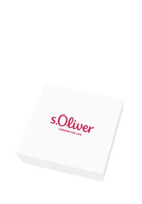 Caja blanca con un acabado suave, con el nombre de la marca impreso "s.Oliver" en cursiva roja en negrita y la frase "MODA PARA LA VIDA" debajo.