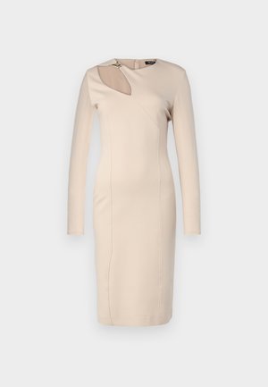 Abito midi beige con maniche lunghe, caratterizzato da un taglio unico sulla spalla sinistra, collo asimmetrico e design aderente e slanciato.