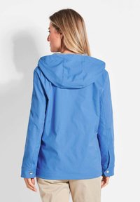 Blaue wasserdichte Jacke mit Kapuze, langen Ärmeln, Druckknöpfen an den Manschetten und einer glatten Textur. Die Rückansicht zeigt ein schlichtes Design.