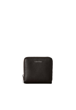 Portefeuille compact en cuir noir avec une fermeture éclair argentée et un petit logo Calvin Klein au centre devant.