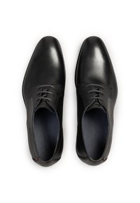 Zwarte lederen schoenen met een gladde afwerking, veterontwerp en contrasterende textielen panelen aan de zijkanten. Voorzien van een ronde neus en subtiele branding.