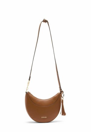 Borsa a tracolla in pelle marrone dalla forma curva, con accessori dorati e dettaglio a nappa. Include una tracolla regolabile e il logo sul fronte.